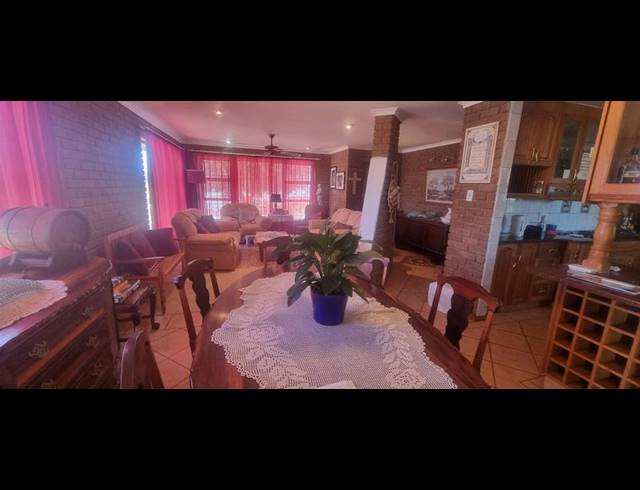 4 BEDROOM HOUSE FOR SALE IN FRAAIUITSIG